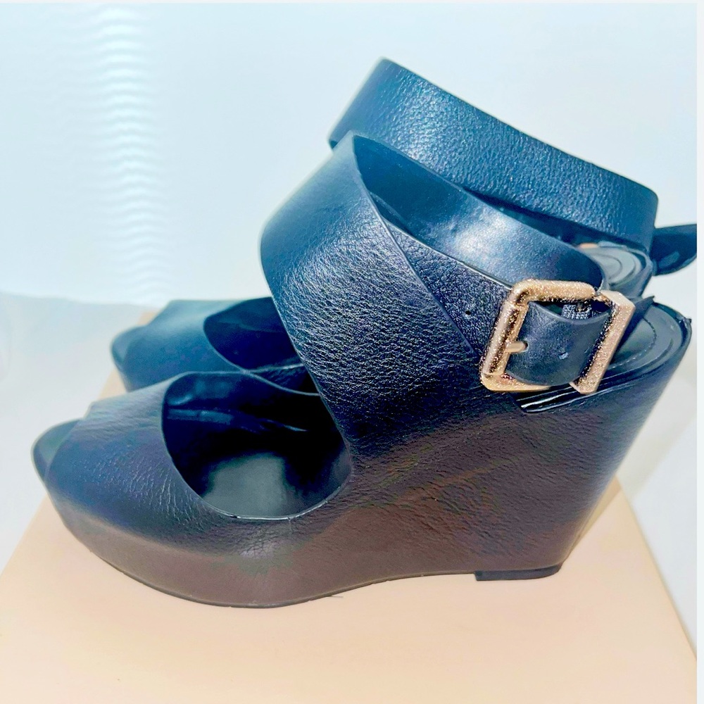 BCBG Platform open toe sandals, New Condition, size 9